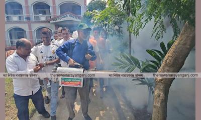 কাঁধে ফগার মেশিন নিয়ে মশক নিধনে নাসিক প্রশাসক সাখাওয়াত