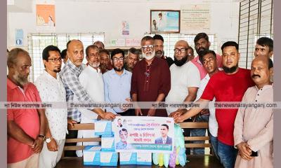 চিকিৎসা সামগ্রী ও মশারী দিলেন সাবেক যুবদল নেতাকর্মীরা