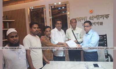 তিন মাস ধরে বন্ধ সেঞ্চুরি এ্যাপারেলস জেলা প্রশাসককে স্মারকলিপি