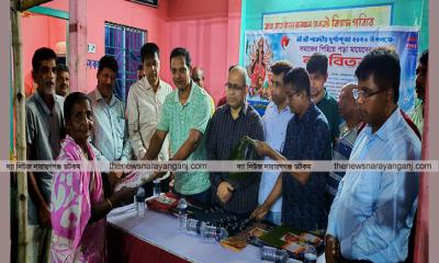 শারদীয় দুর্গাপূজা উপলক্ষে সিদ্ধিরগঞ্জে ঐক্য পরিষদের বস্ত্র বিতরণ