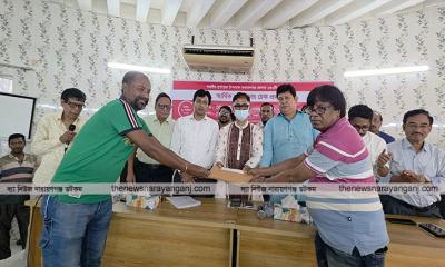 নারায়ণগঞ্জে ২৪০ পুজা মন্ডপে জেলা পরিষদের আর্থিক অনুদান 