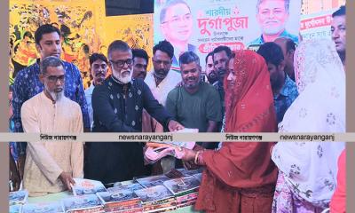 সিটি হরিজন কলোনীতে খোরশেদের বস্ত্র বিতরণ