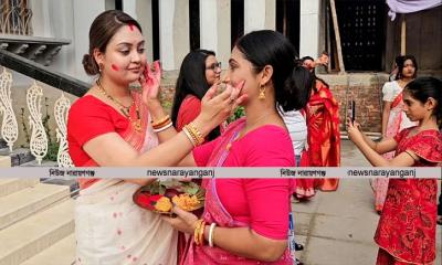 নারায়ণগঞ্জে মণ্ডপে সিঁদুর খেলায় মেতে উঠে নারীরা