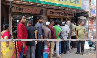 ‘জগৎবন্ধু’র লাড্ডু কিনতে ধরতে হয় লাইন