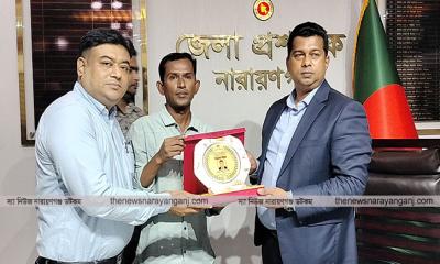 নারায়ণগঞ্জ জেলা প্রশাসককে সম্মাননা স্মারক প্রদান 