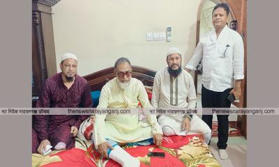আতাউর রহমান মুকুলের শয্যাপাশে মাকসুদ হোসেন