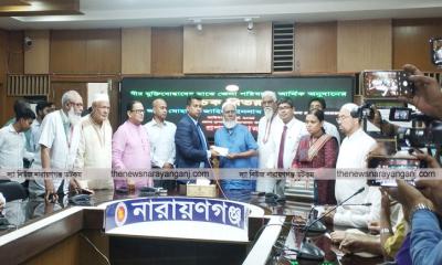 মুক্তিযোদ্ধাদের মাঝে জেলা পরিষদের আর্থিক অনুদান