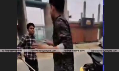 দুই যুবককে বেধড়ক মারছে এক তরুণ, ভিডিও ভাইরাল