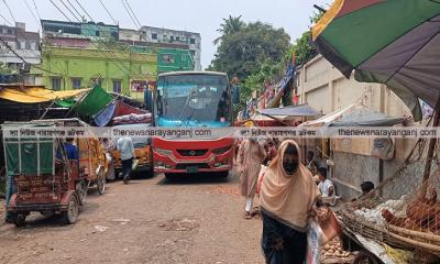 সংকুচিত হয়ে মীর জুমলায় যান চলাচল বন্ধ হওয়ার উপক্রম