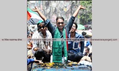 নামাজ আদায় করছেন বিভিন্ন মসজিদে, ক্লিন ইমেজের খোঁজে খান সাহেব
