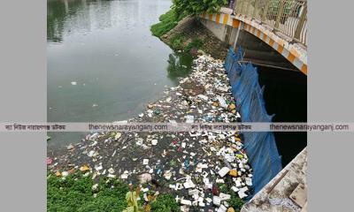 লেকের পানিতে লেপ তোষক