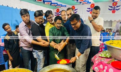 নব উদযন উদযাপন কমিটির পক্ষে প্রসাদ বিতরণ