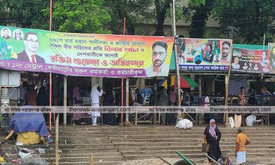 বন্দর খেয়াঘাট দিয়ে নৌকায় নদী পাড় হতে ২ টাকা টোল দিতে হচ্ছে