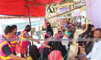 পরীক্ষার্থীদের অভিভাবকদের মাঝে টিম খোরশেদ পানি ও হাতপাখা বিতরণ