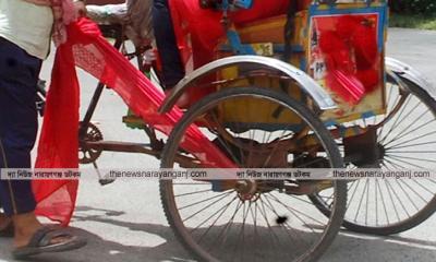 রিকশার চাকায় ওড়না পেঁচিয়ে প্রাণ গেল গৃহবধূর